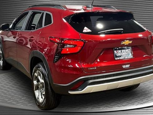 Certified 2025 Chevrolet Trax LT w/ LT Convenience Package FWD image 4