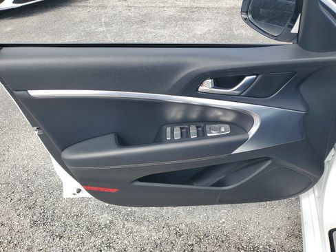 Used 2025 Genesis G70 2.5T RWD image 9