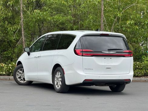 Used 2024 Chrysler Pacifica Touring-L FWD image 4