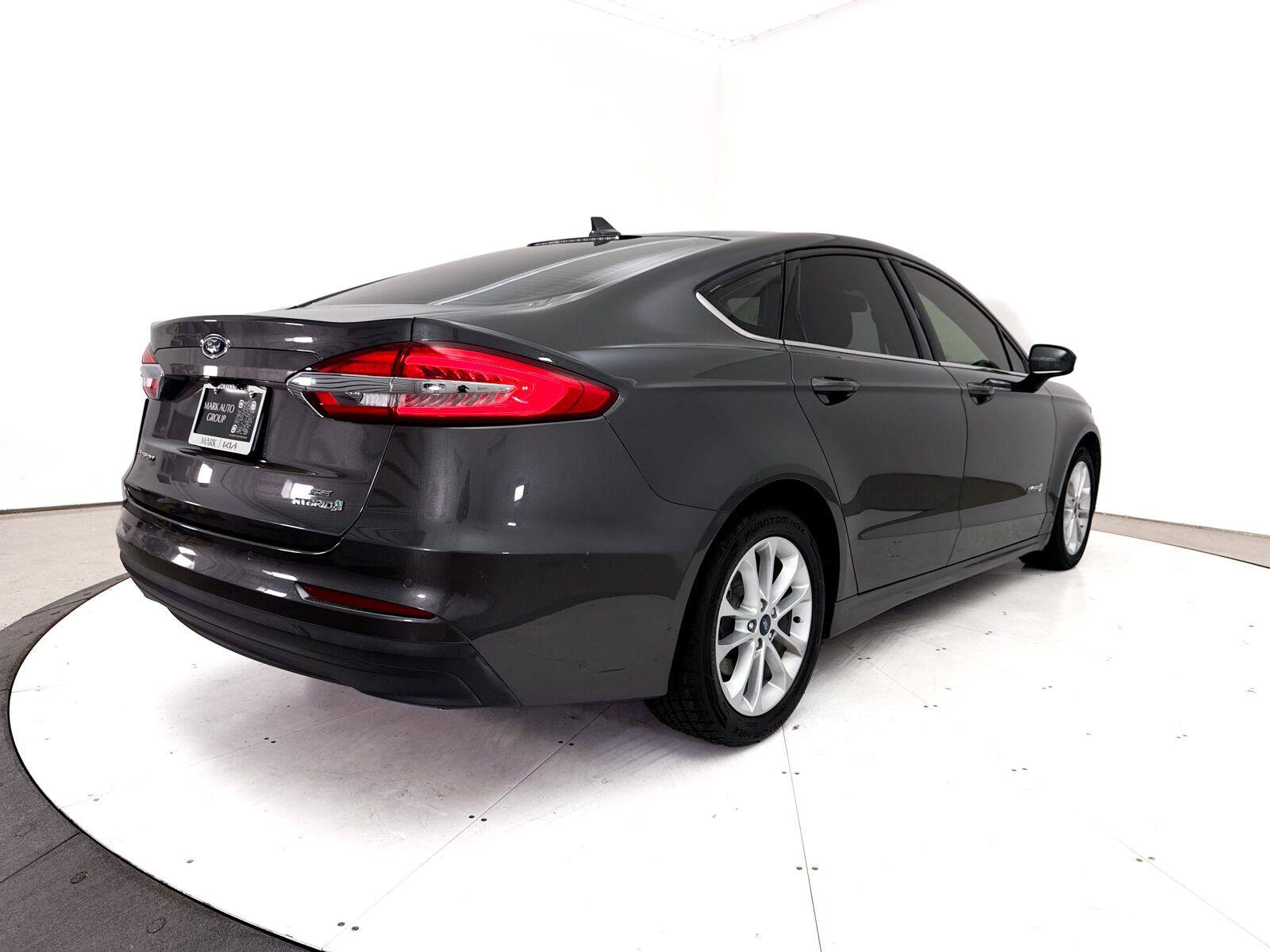 Used 2019 Ford Fusion SE FWD image 12