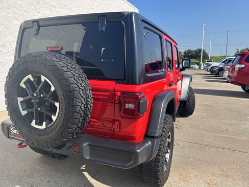 Used 2025 Jeep Wrangler Unlimited Rubicon AWD/4WD image 6