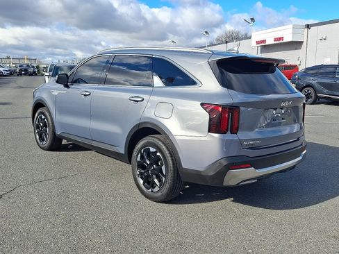 Used 2024 Kia Sorento S image 6