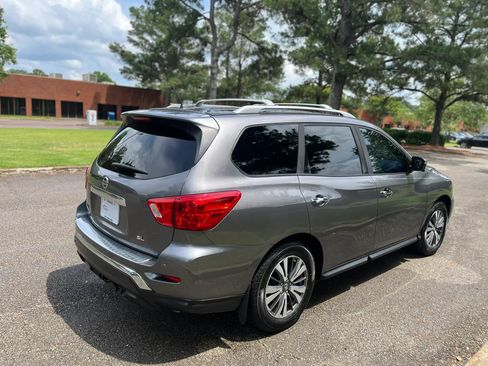 Used 2017 Nissan Pathfinder SL w/ SL Tech Package FWD image 5