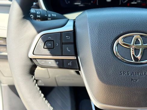 Used 2024 Toyota Highlander Limited image 39