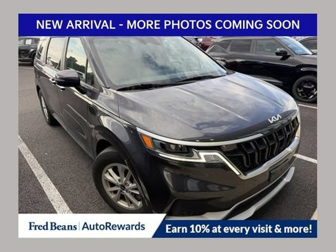 Used 2024 Kia Carnival LX FWD image 1
