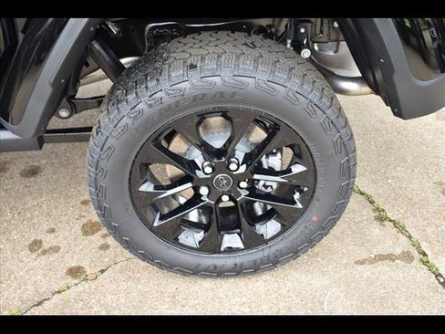 New 2025 Jeep Gladiator Sport image 17