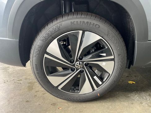 New 2025 Volkswagen Taos SE image 30