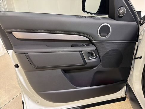 Used 2024 Land Rover Discovery Dynamic SE image 9