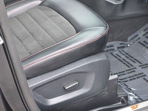 Used 2024 Ford Edge ST-Line w/ Class II Trailer Tow Package image 7