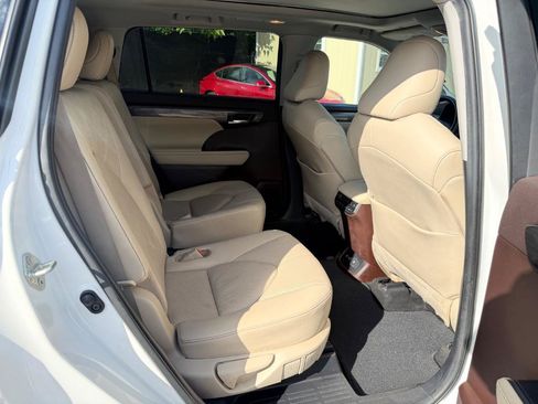 Used 2020 Toyota Highlander Platinum FWD image 17
