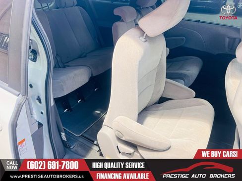Used 2018 Toyota Sienna LE w/ Carpet Mat Package FWD image 27