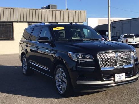 Used 2024 Lincoln Navigator Reserve image 3