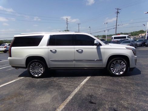 Used 2016 Cadillac Escalade ESV Platinum AWD/4WD image 4