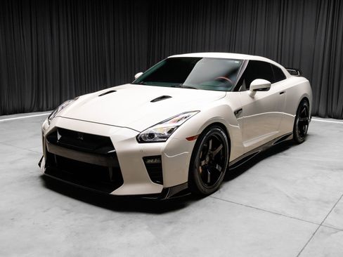 Used 2021 Nissan GT-R Premium image 22