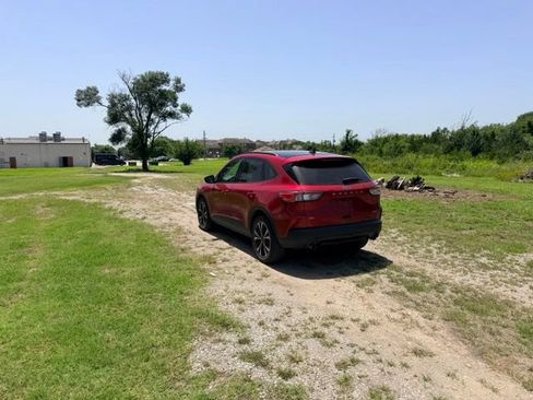Used 2022 Ford Escape SE w/ SE Sport Appearance Package AWD/4WD image 3