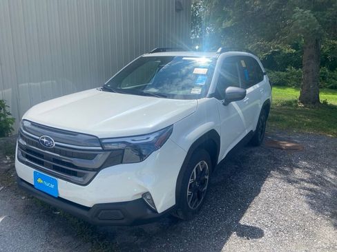 Used 2025 Subaru Forester Premium AWD/4WD image 3