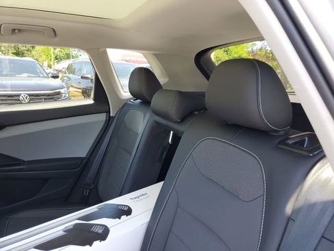 Certified 2022 Volkswagen Taos SE image 9
