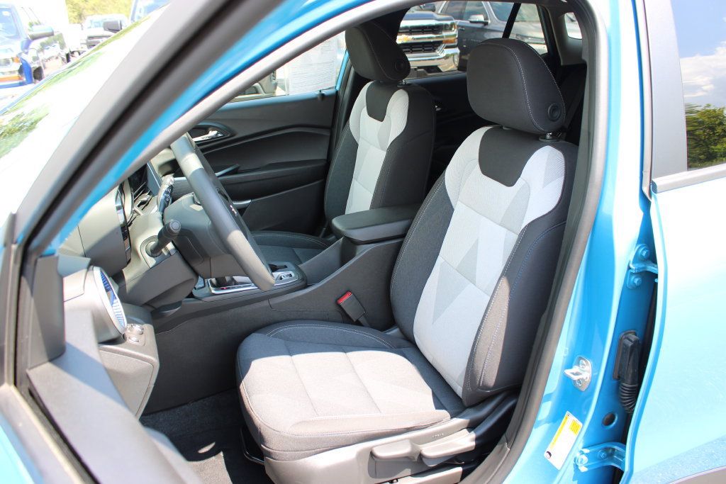 Certified 2025 Chevrolet Trax LS FWD image 11