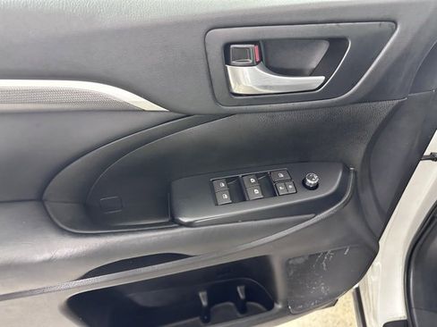 Used 2019 Toyota Highlander SE image 23