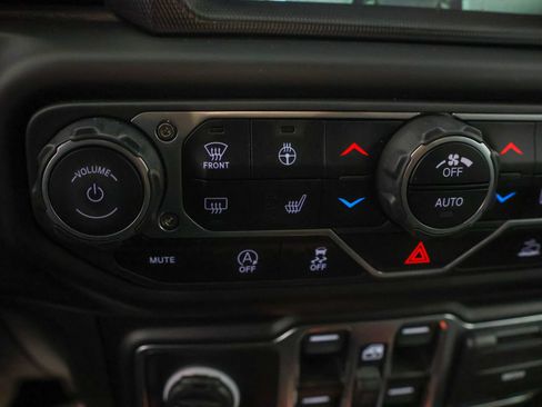 Used 2023 Jeep Wrangler Unlimited Sahara AWD/4WD image 11
