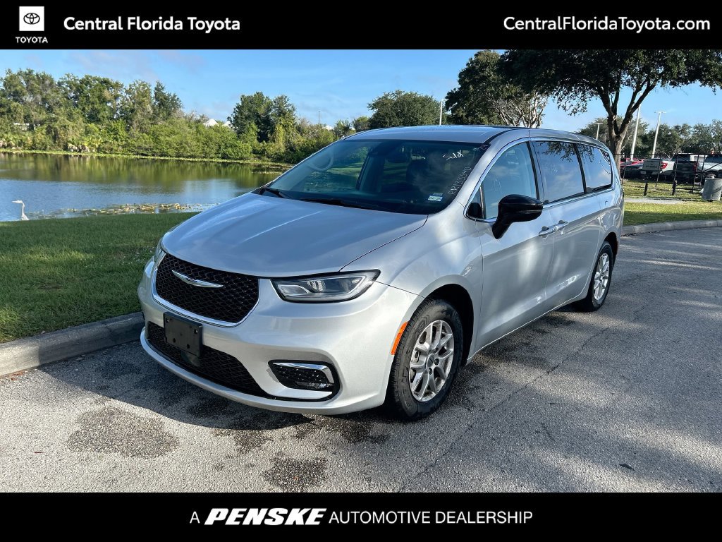 Used 2024 Chrysler Pacifica Touring-L FWD image 1
