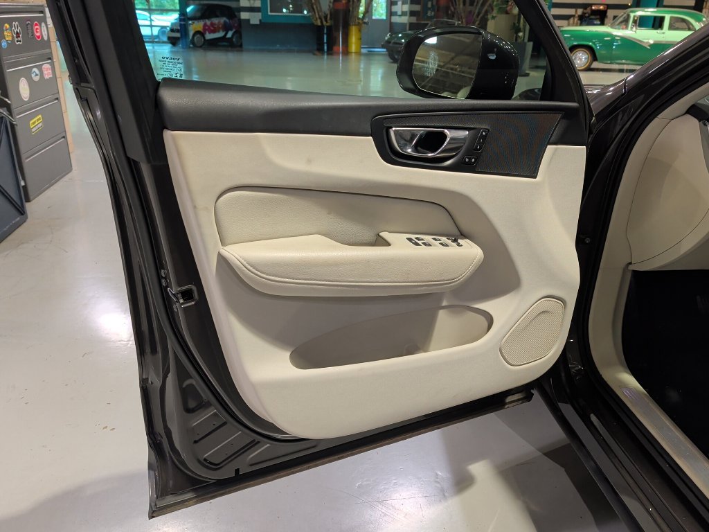 Used 2022 Volvo XC60 B5 Momentum w/ Climate Package FWD image 15