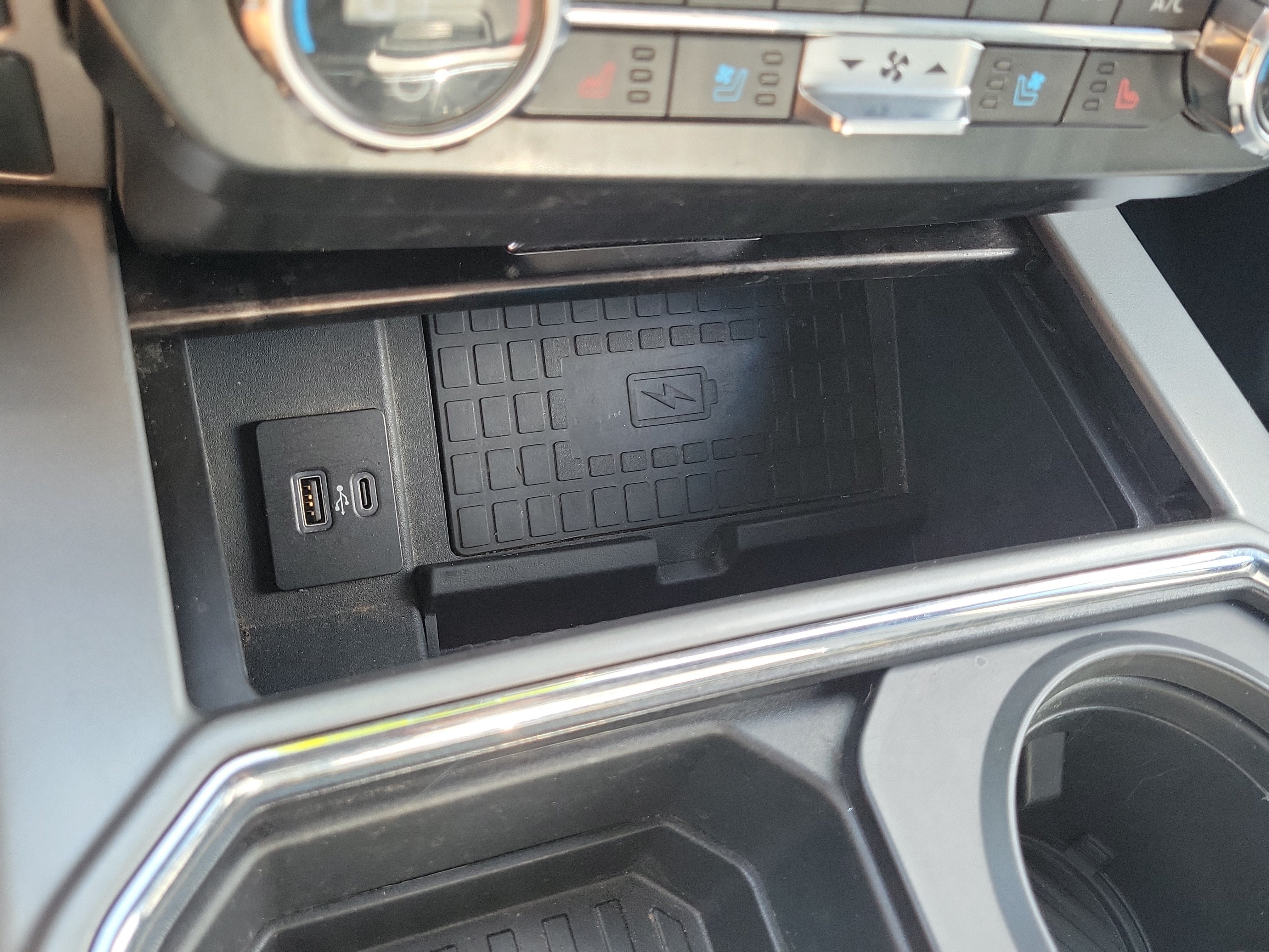 Used 2022 Ford F350 Lariat w/ Black Appearance Package AWD/4WD image 28
