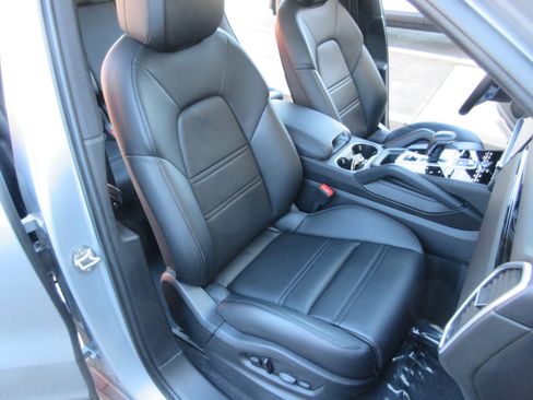 Used 2023 Porsche Cayenne image 25