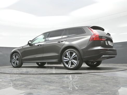 Used 2025 Volvo V60 B5 Cross Country Plus image 28