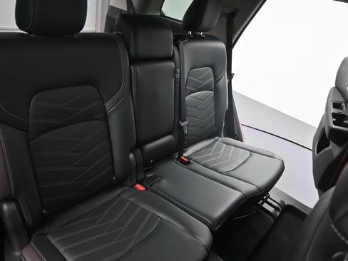 Used 2024 Nissan Pathfinder Platinum w/ Black Appearance Package AWD/4WD image 13