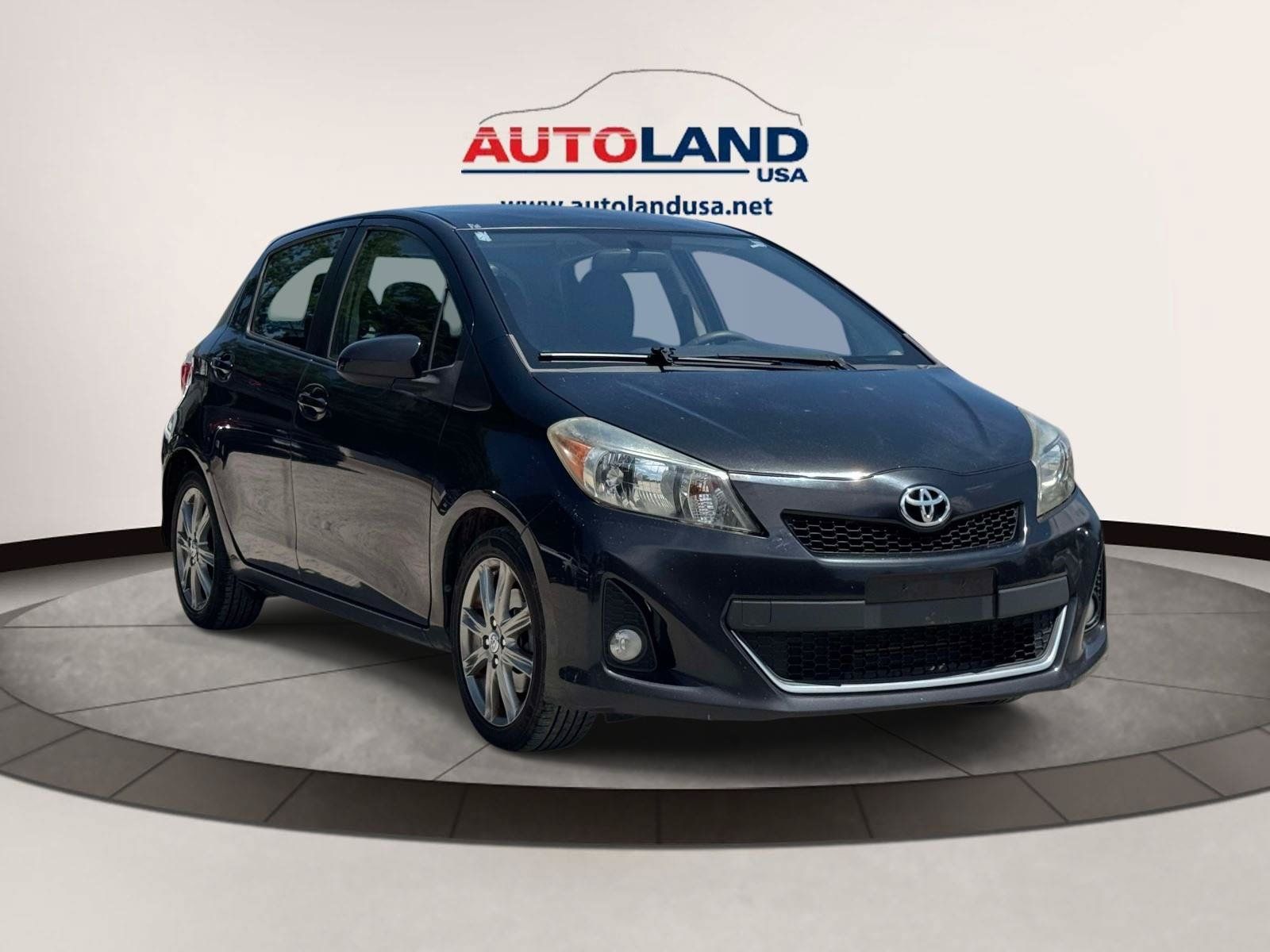 Used 2012 Toyota Yaris SE FWD image 2