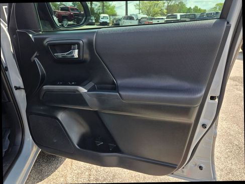 Used 2019 Toyota Tacoma TRD Off-Road w/ TRD Premium Off Road Package image 29