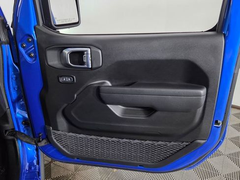 Used 2024 Jeep Gladiator Mojave w/ Technology Group image 32