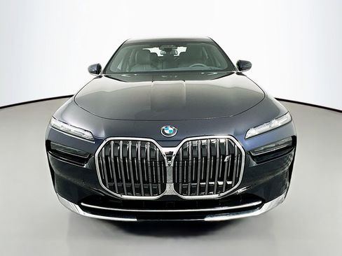 Used 2025 BMW i7 eDrive50 w/ Executive Package image 2