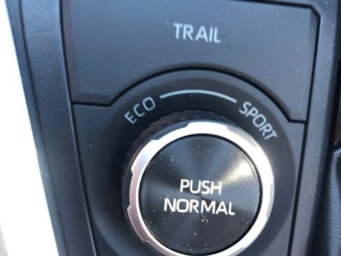 Used 2019 Toyota RAV4 XLE w/ Convenience Package AWD/4WD image 18