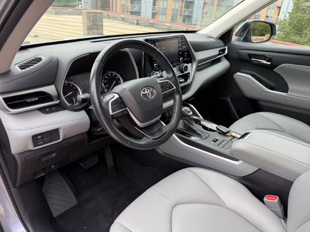Used 2022 Toyota Highlander XLE w/ Protection Package #3 (TMS) AWD/4WD image 9