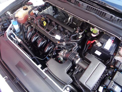 Used 2015 Ford Fusion SE image 3