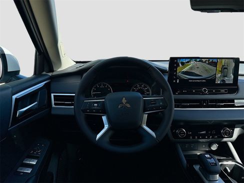 New 2025 Mitsubishi Outlander SE image 23