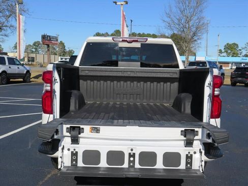 Used 2022 Chevrolet Silverado 1500 High Country w/ Technology Package image 17