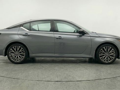 Used 2025 Nissan Altima 2.5 SV image 11
