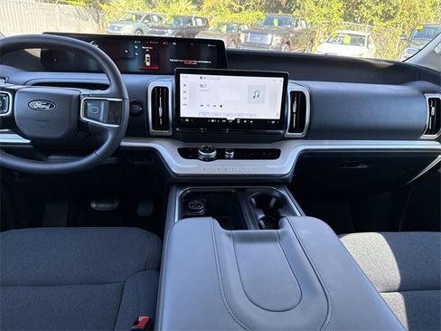 Used 2025 Ford Expedition Active image 19