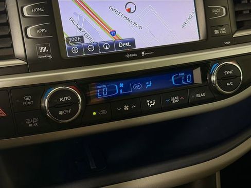 Used 2015 Toyota Highlander Limited Platinum AWD/4WD image 17