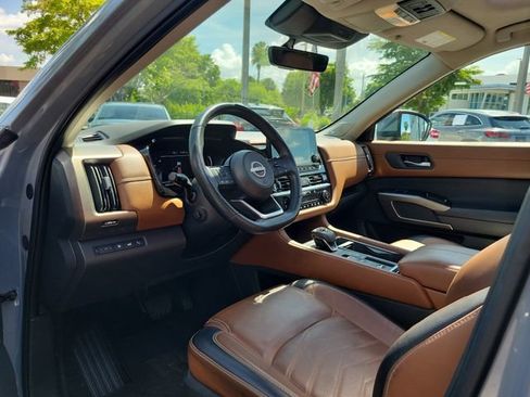 Used 2024 Nissan Pathfinder Platinum FWD image 13
