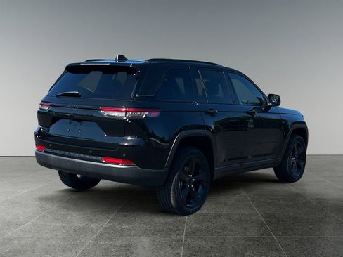 Used 2023 Jeep Grand Cherokee Altitude AWD/4WD image 10