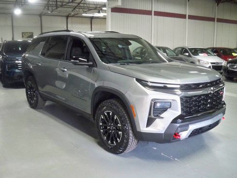 Used 2025 Chevrolet Traverse Z71 w/ Enhanced Driving Package image 3