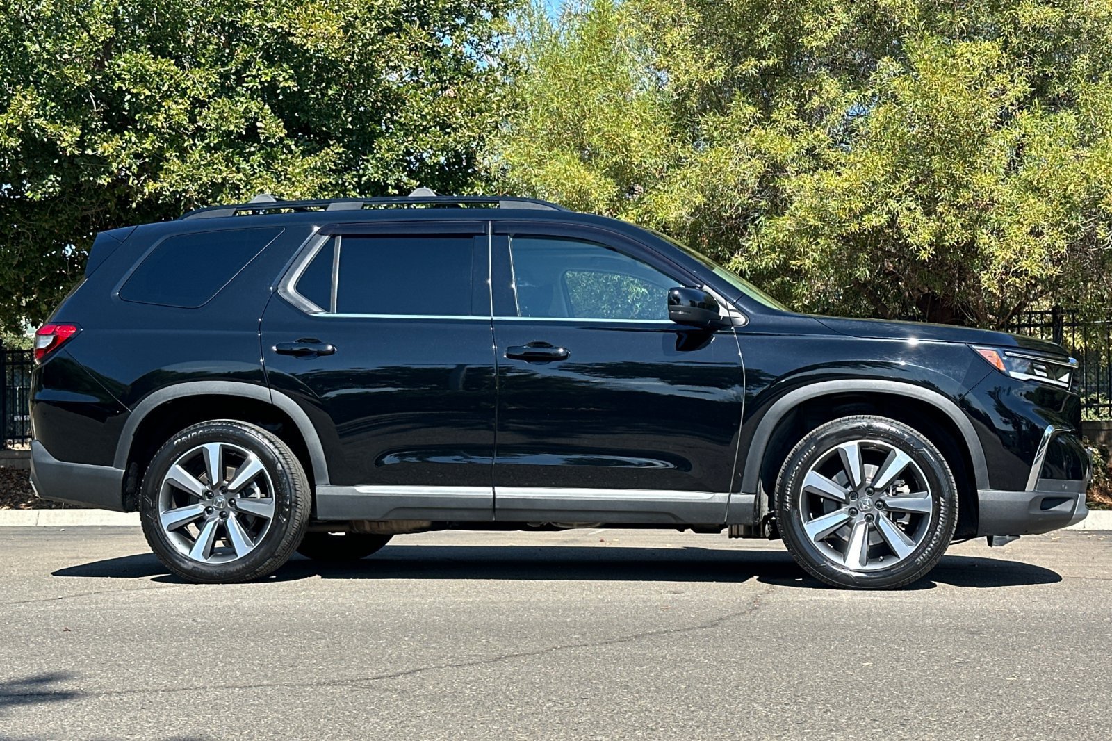 Used 2023 Honda Pilot Touring image 3