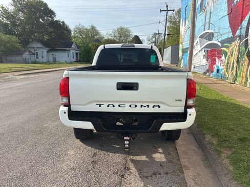 Used 2017 Toyota Tacoma TRD Sport image 5
