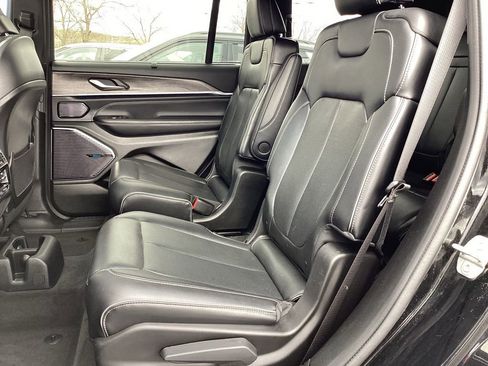 Used 2021 Jeep Grand Cherokee L Overland w/ Luxury Tech Group IV AWD/4WD image 17