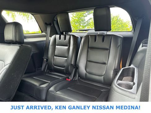 Used 2016 Ford Explorer XLT w/ Equipment Group 202A AWD/4WD image 17