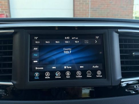 Used 2018 Chrysler Pacifica Touring-L FWD image 11